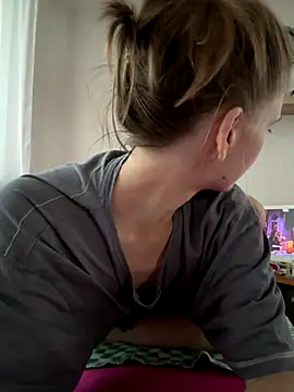 LeyaJohnson online show from September 11, 2025, 2:39 pm