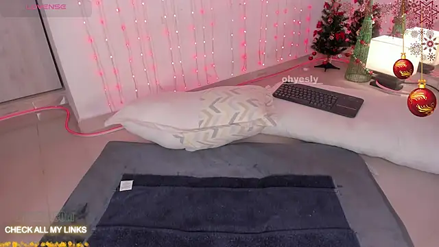 ohyesly  online show from December 2, 2025, 9:58 am