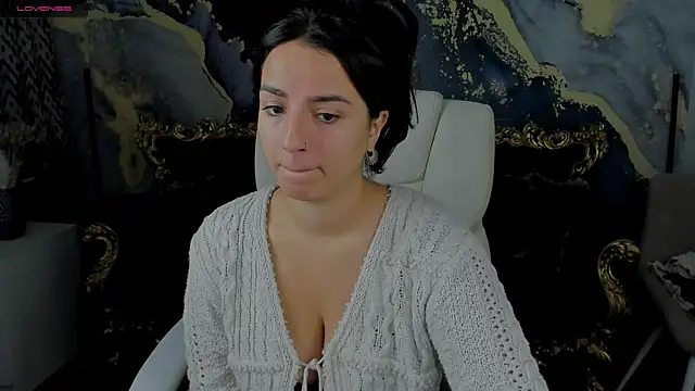 Daphne Moss online show from December 14, 2024, 2:10 pm