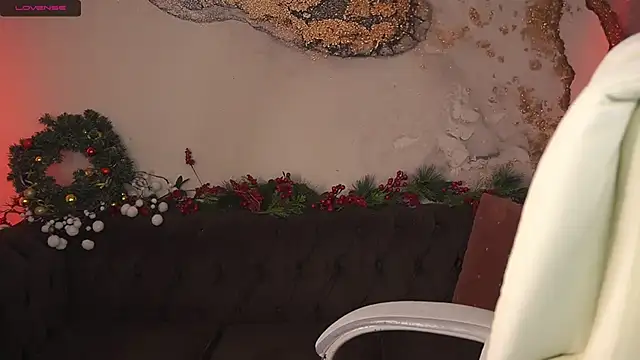 Daphne Moss online show from December 19, 2024, 9:17 pm