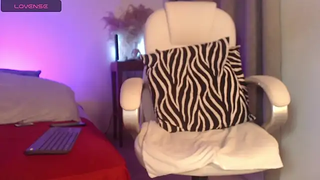 Naia Ross 1 online show from April 20, 2026, 11:28 pm