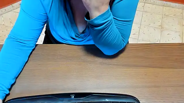 NikkiHolland online show from October 30, 2025, 7:54 am