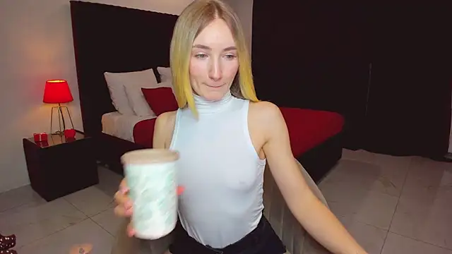 Snapshot of bella__rose chatting on February 23, 2025, 9:11 am bella rose online show from February 23, 2025, 9:11 am