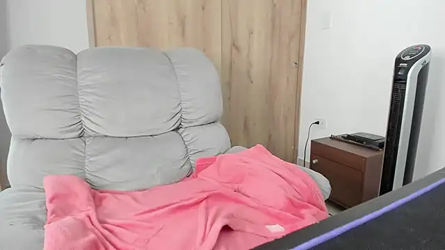 xspecialoomx online show from April 18, 2026, 8:09 pm