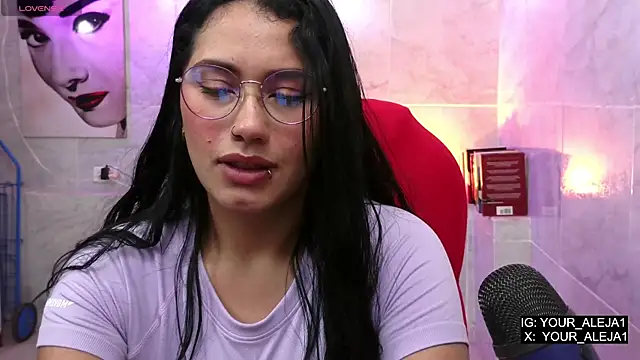 Snapshot of LauraRuiz1 chatting on May 15, 2026, 11:12 pm LauraRuiz1 online show from May 15, 2026, 11:12 pm