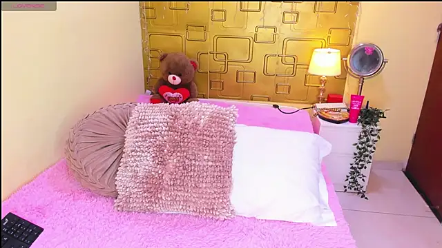 Julia Haye online show from April 20, 2026, 2:36 am