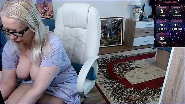 Snapshot of EllyBigBoobs chatting on September 11, 2025, 9:31 am EllyBigBoobs online show from September 11, 2025, 9:31 am