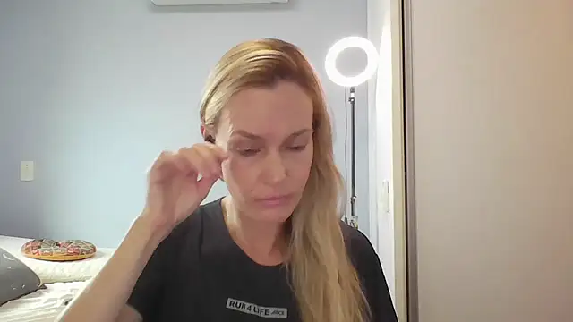 Annylove1 online show from April 9, 2026, 10:42 am