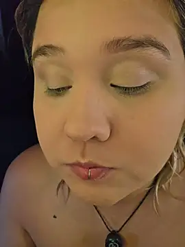 Snapshot of Laura_takint chatting on December 17, 2025, 7:09 pm Laura takint online show from December 17, 2025, 7:09 pm