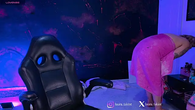 Snapshot of Laura_takint chatting on January 13, 2026, 7:19 pm Laura takint online show from January 13, 2026, 7:19 pm