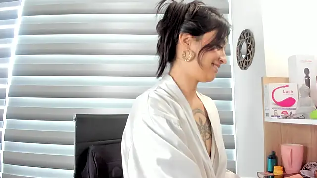 nia  white online show from March 11, 2025, 5:46 pm