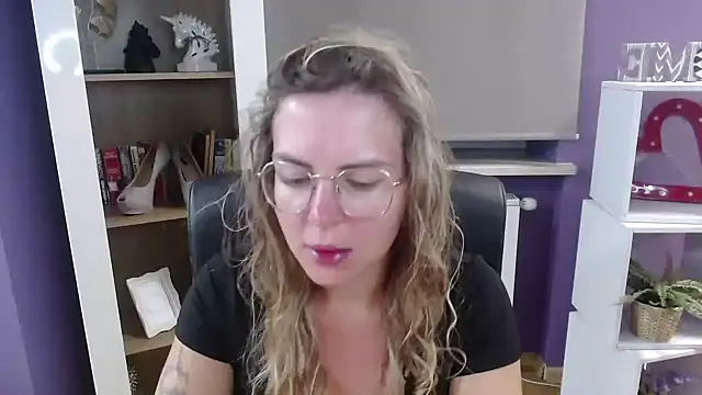 Snapshot of Zoey_Erotic chatting on September 22, 2025, 4:25 am Zoey Erotic online show from September 22, 2025, 4:25 am