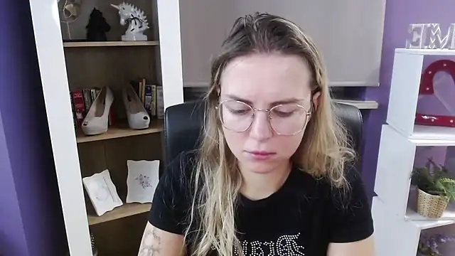 Snapshot of Zoey_Erotic chatting on October 1, 2025, 4:18 am Zoey Erotic online show from October 1, 2025, 4:18 am