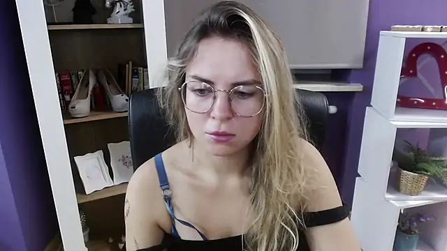 Snapshot of Zoey_Erotic chatting on October 8, 2025, 4:32 am Zoey Erotic online show from October 8, 2025, 4:32 am