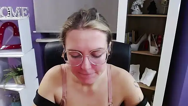 Snapshot of Zoey_Erotic chatting on November 14, 2025, 5:28 am Zoey Erotic online show from November 14, 2025, 5:28 am