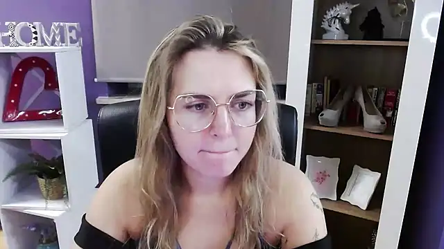 Snapshot of Zoey_Erotic chatting on November 25, 2025, 5:29 am Zoey Erotic online show from November 25, 2025, 5:29 am