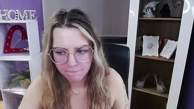 Snapshot of Zoey_Erotic chatting on December 15, 2025, 5:34 am Zoey Erotic online show from December 15, 2025, 5:34 am