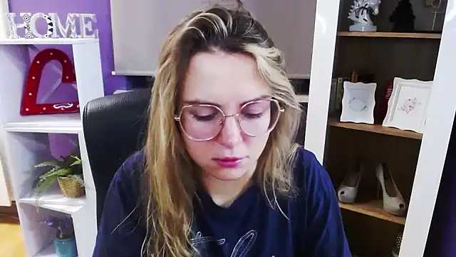 Snapshot of Zoey_Erotic chatting on December 18, 2025, 5:35 am Zoey Erotic online show from December 18, 2025, 5:35 am