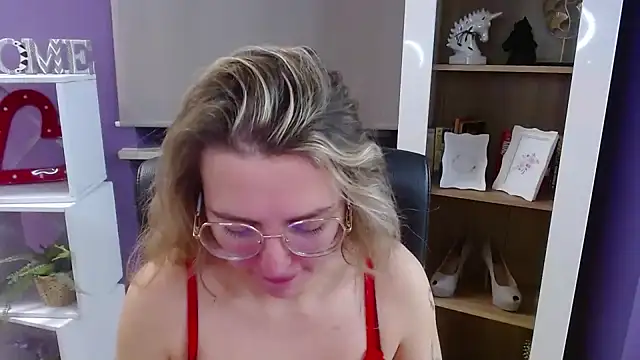 Snapshot of Zoey_Erotic chatting on December 19, 2025, 5:36 am Zoey Erotic online show from December 19, 2025, 5:36 am