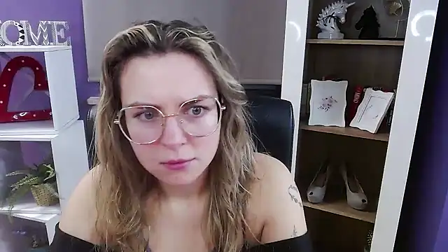 Snapshot of Zoey_Erotic chatting on December 23, 2025, 5:27 am Zoey Erotic online show from December 23, 2025, 5:27 am