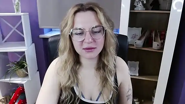 Zoey Erotic online show from April 17, 2026, 4:37 am