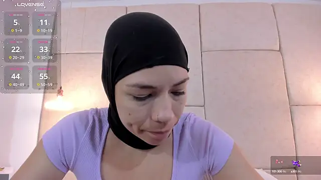 aisha vs online show from September 23, 2025, 12:41 pm