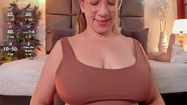 Antonellachic73 online show from April 23, 2026, 7:05 pm