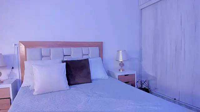 mia hank online show from April 10, 2026, 11:37 am