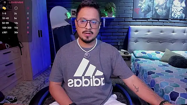 DaviidEvans  online show from April 24, 2026, 2:47 am