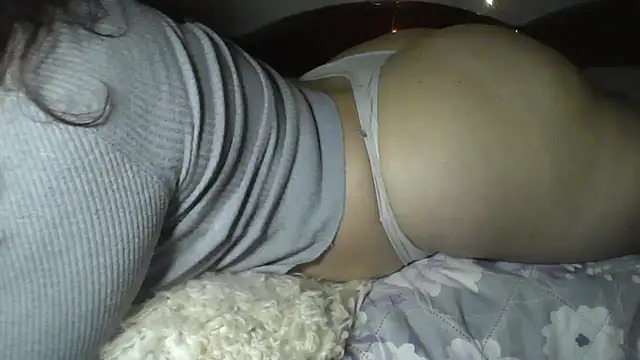 Snapshot of Alma_Evelynne chatting on April 23, 2026, 9:39 pm Alma Evelynne online show from April 23, 2026, 9:39 pm