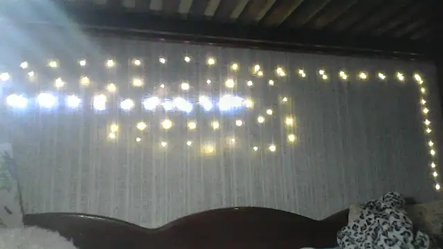Snapshot of Alma_Evelynne chatting on April 28, 2026, 9:20 pm Alma Evelynne online show from April 28, 2026, 9:20 pm