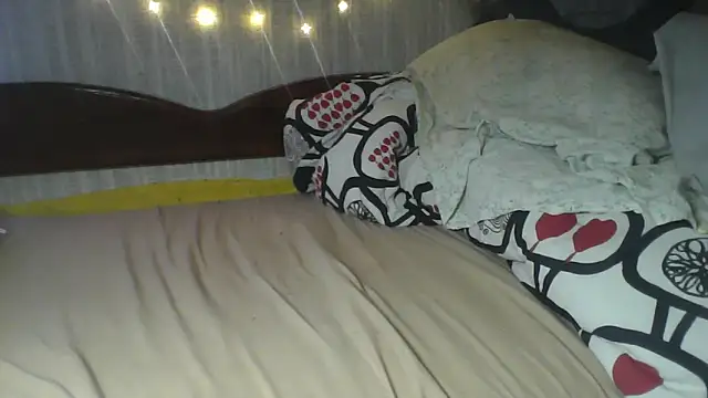 Snapshot of Alma_Evelynne chatting on June 3, 2026, 10:04 pm Alma Evelynne online show from June 3, 2026, 10:04 pm