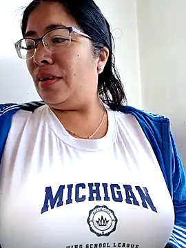   valentina18 online show from February 21, 2025, 1:11 pm