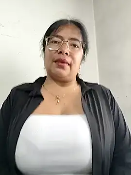   valentina18 online show from April 19, 2026, 1:10 pm