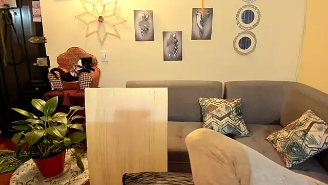 emma luxy online show from February 21, 2025, 4:18 am