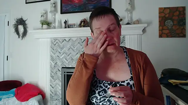 AuroraWillows online show from April 21, 2026, 1:42 am