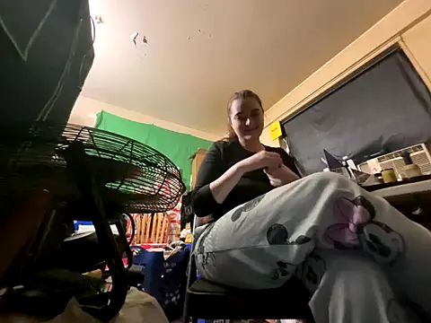 Snapshot of Snowbunnycake_131 chatting on December 15, 2025, 2:16 am Snowbunnycake 131 online show from December 15, 2025, 2:16 am