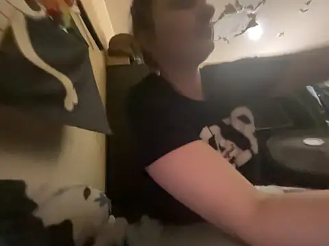 Snapshot of Snowbunnycake_131 chatting on February 4, 2026, 1:39 pm Snowbunnycake 131 online show from February 4, 2026, 1:39 pm