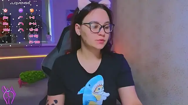 EsterLogan online show from September 19, 2025, 12:28 pm