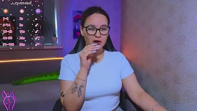 EsterLogan online show from September 20, 2025, 11:11 am