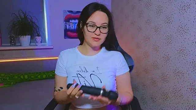 EsterLogan online show from November 3, 2025, 10:27 am