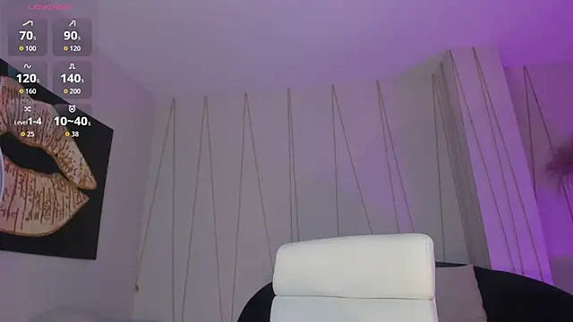 NiaHolland online show from April 18, 2026, 7:58 pm