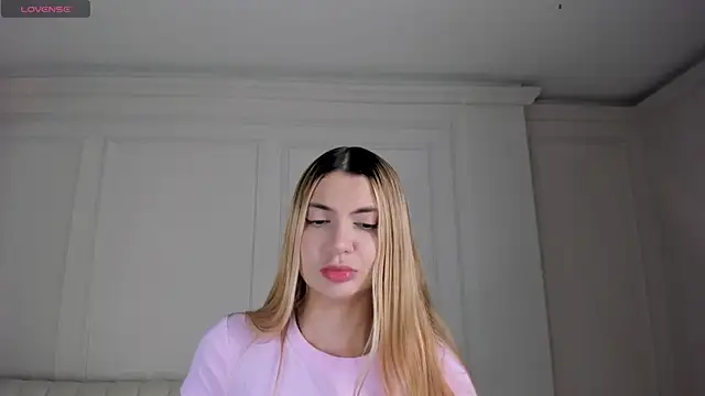 NiaHolland online show from April 25, 2026, 8:28 pm