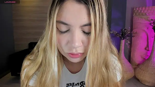 NiaHolland online show from May 4, 2026, 5:20 pm