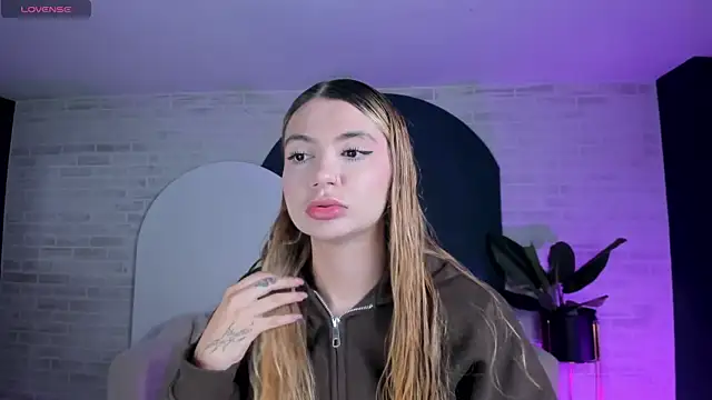NiaHolland online show from May 10, 2026, 11:43 pm