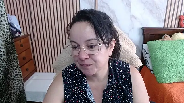 Sonialorens  online show from September 19, 2025, 9:26 pm