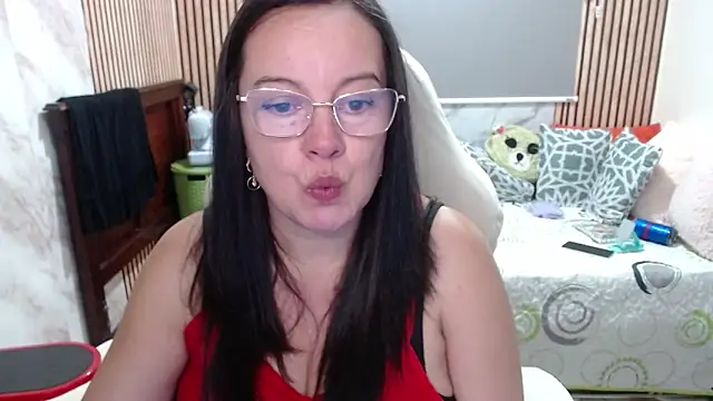 Sonialorens  online show from May 14, 2026, 5:20 pm
