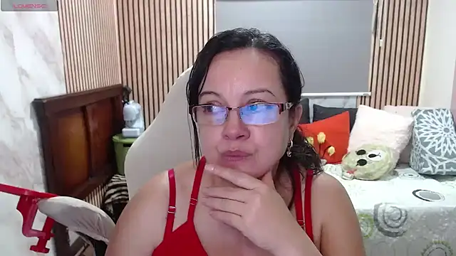 Sonialorens  online show from June 1, 2026, 10:33 pm