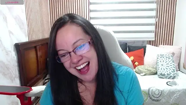 Sonialorens  online show from June 4, 2026, 9:32 pm