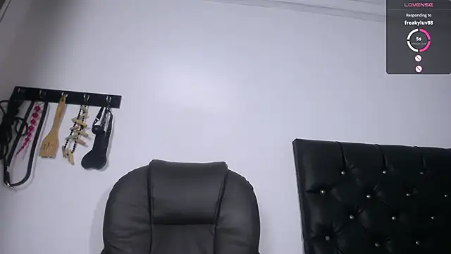 alejandraluxt online show from February 23, 2025, 5:45 am